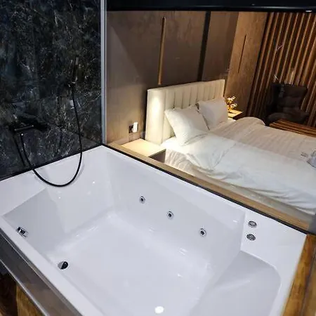 شقة B.g Luxury Suites كورتشي